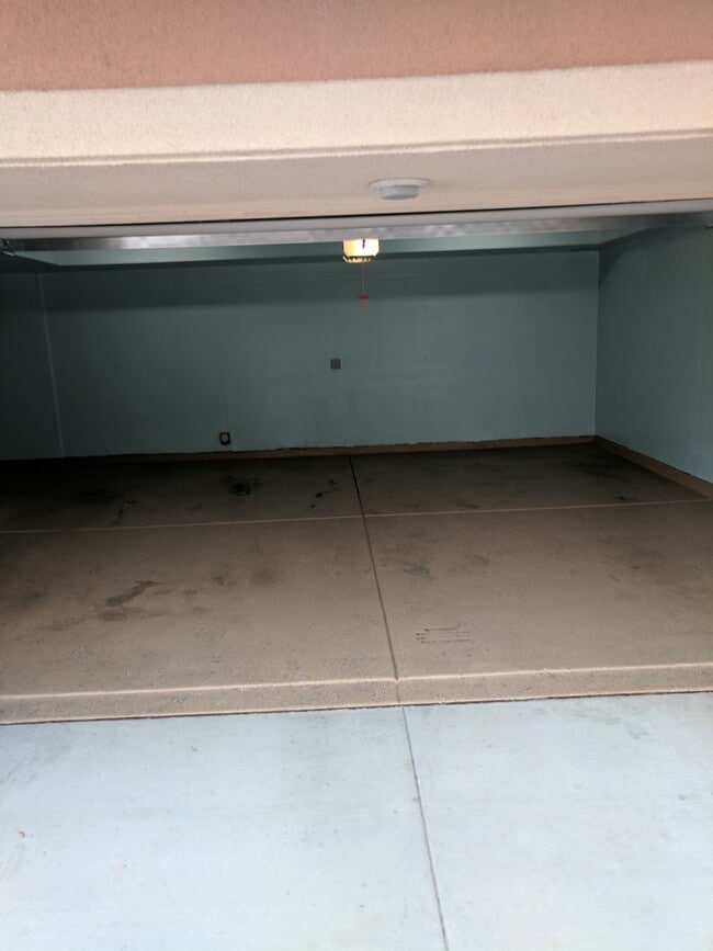 Building Photo - Luxury 3 bedroom 3 bath located in great a...