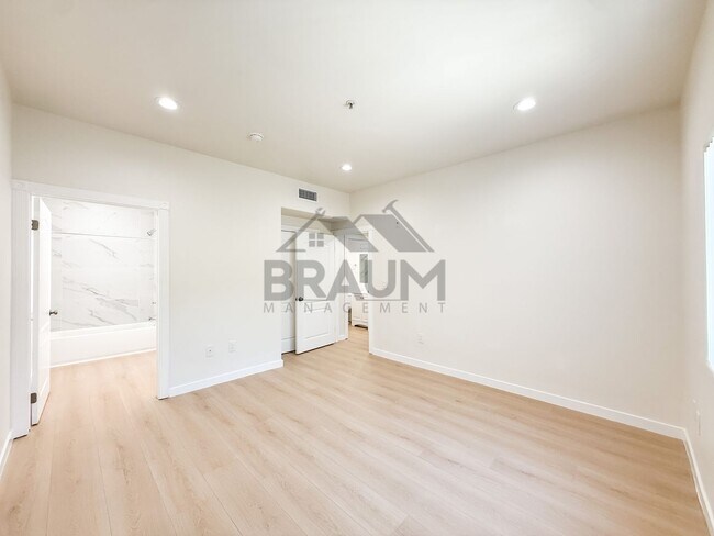 Building Photo - 10849 Fruitland Dr