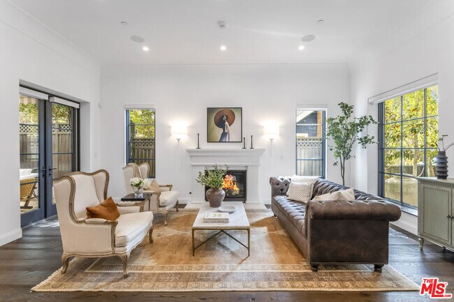 Building Photo - 820 N Vista St