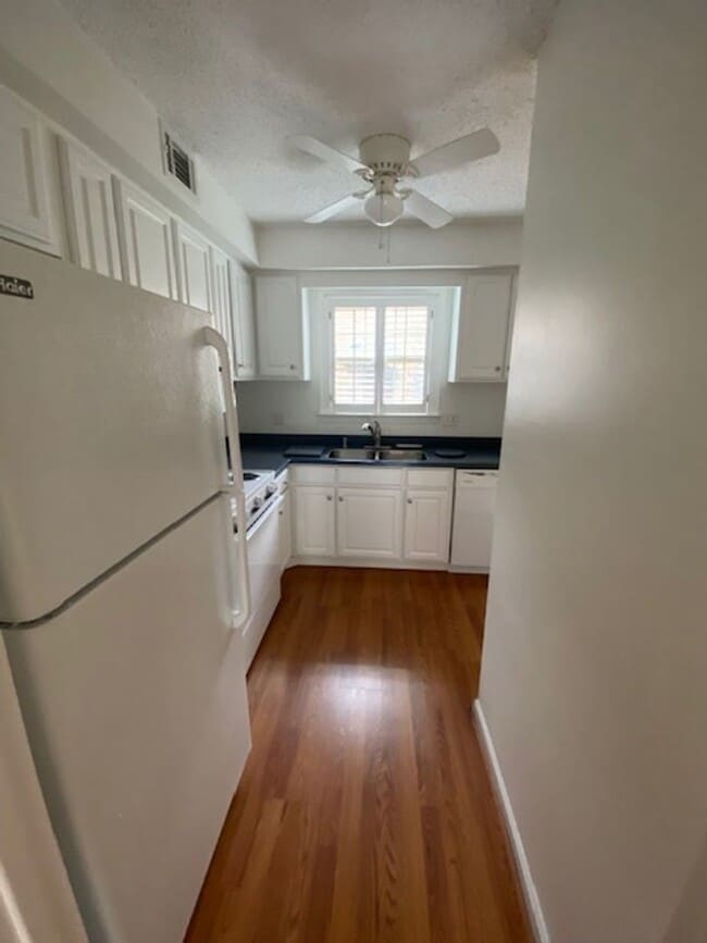 Building Photo - 2 bedroom 1.5 bath  The Cloister Condominium