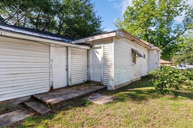 Building Photo - 609 E Walker St