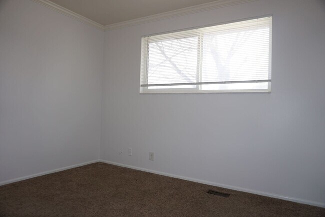 Building Photo - 4 Bedroom 2 Bath West Jordan Home