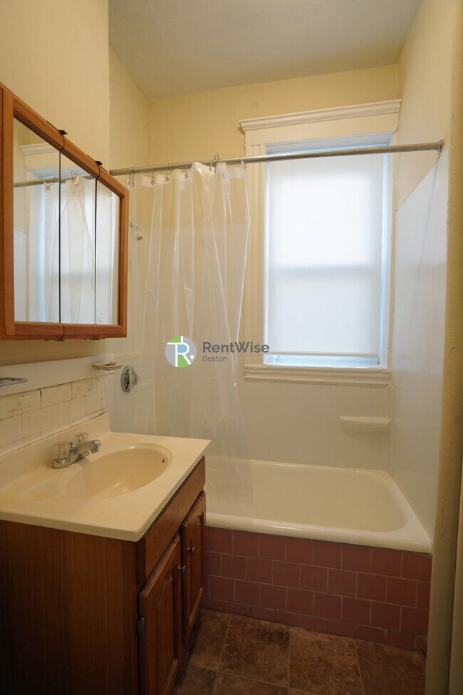 Building Photo - 224 Kelton St