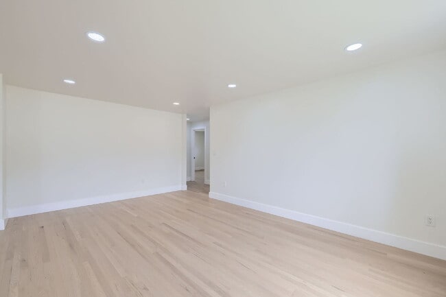 Building Photo - Beautifully Updated Duplex