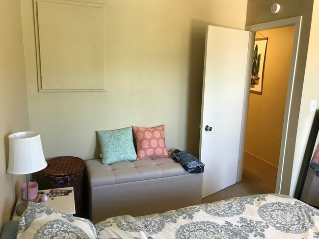Building Photo - Updated Two Story 2 Bed 1 Bath Condo in Ce...