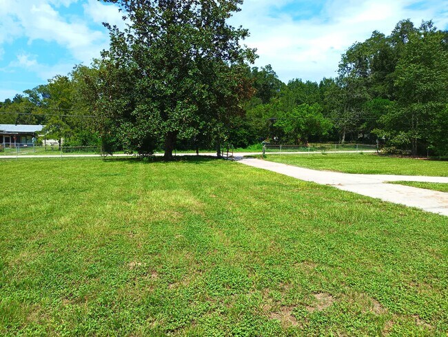 Building Photo - 471 Logan Ave