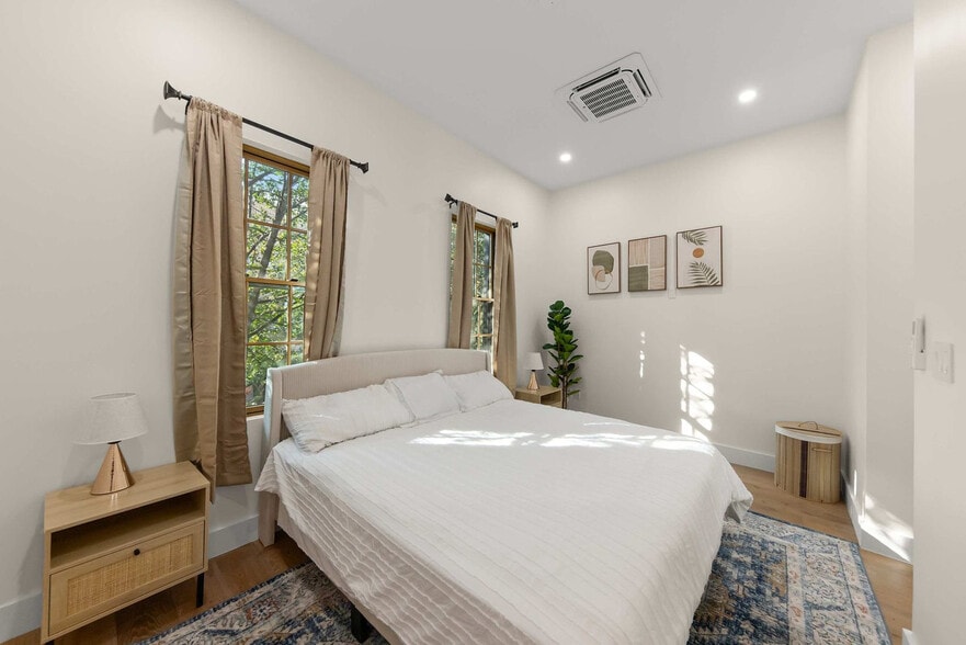 Building Photo - 10 Hausman St