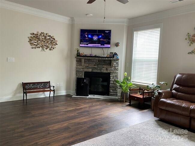Building Photo - 1076 Thoroughbred Dr.