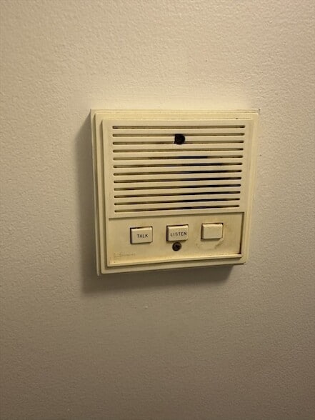 Building Photo - 5 Bank St