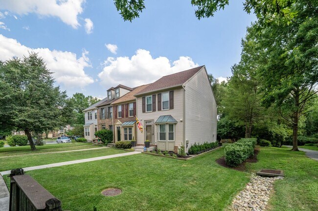Building Photo - Wonderful 2BR/3.5BA townhouse located in B...