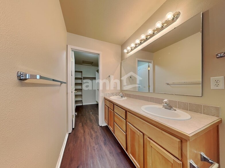 Building Photo - 868 Red Fern Dr