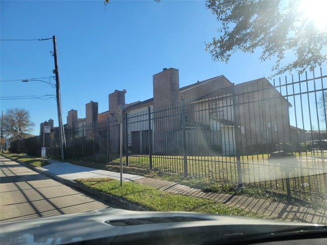 Building Photo - 8901 S Braeswood Blvd