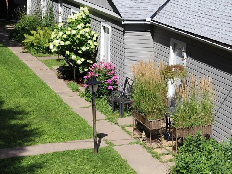 Building Photo - 593 Laurel Ave