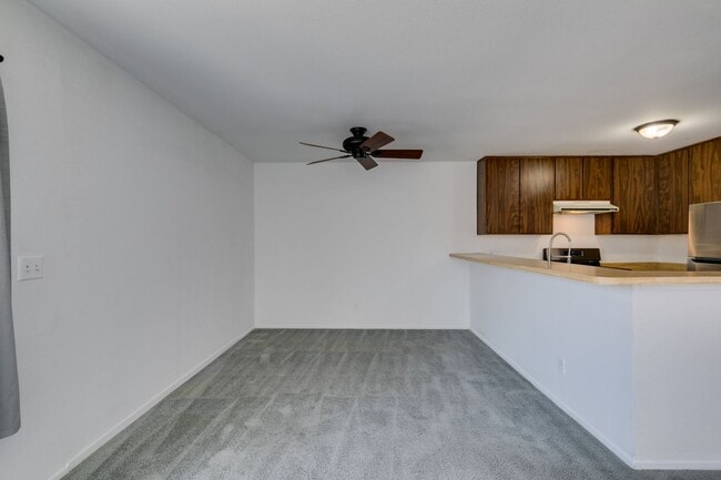 Building Photo - Double Primary Townhome with Spacious Backyard in 89115!