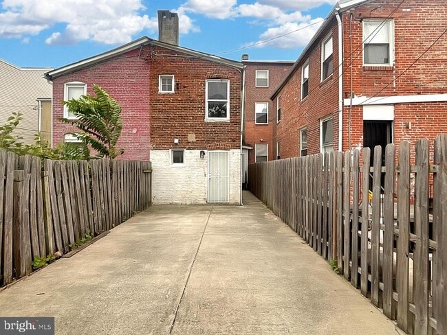 Building Photo - 1026 W Fayette St