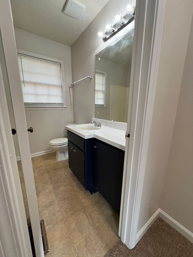 Building Photo - Available now!!! 2 Story townhome across from Briscoe Park!!