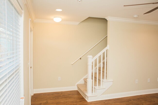 Building Photo - 2 Bedroom Townhouse at the Woodlands! Schedule a tour today! Only $500 deposit!