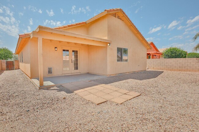 Building Photo - 4 Bedroom 2 Bathroom