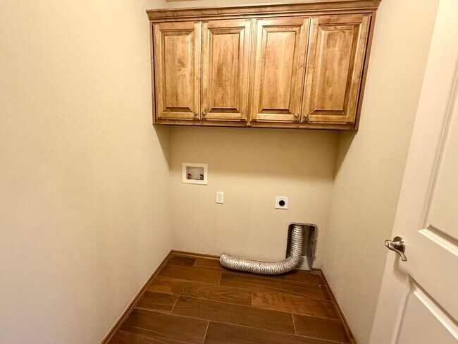 Building Photo - 706 Sedona Dr