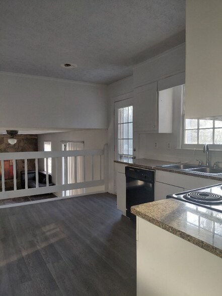 Building Photo - 975 Daisy Ct NW