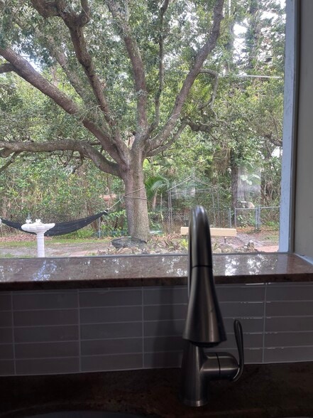 Kitchen view - 996 Mohican Blvd
