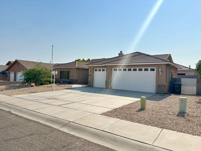Building Photo - Beautiful 3 bedroom, 3 bathroom home with ...
