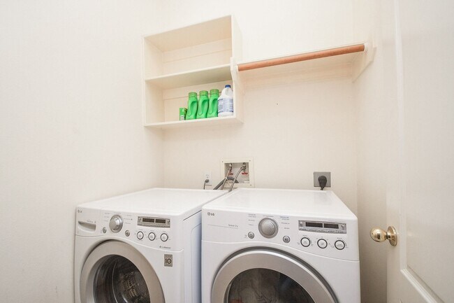 Building Photo - 5823 Knollwood Tr