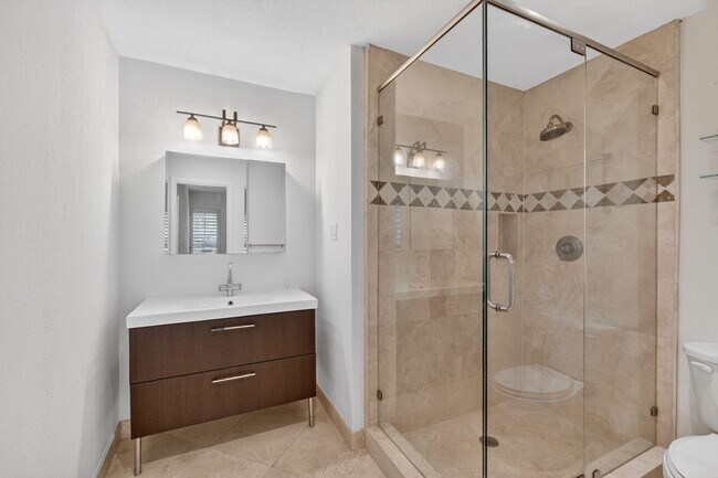 Building Photo - 2213 NE 16th St