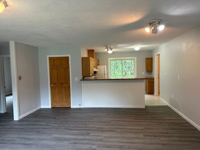 Building Photo - 2 Bed/ 2 Bath Single Family Home With a Ga...