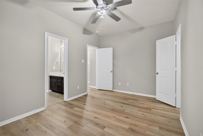 Building Photo - 2450 Garden Shadow Dr