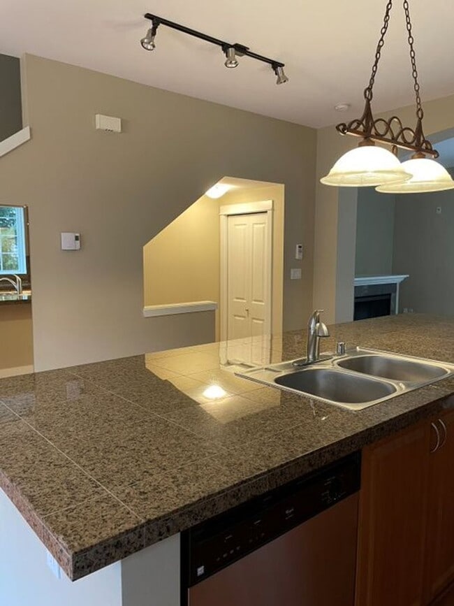 Building Photo - Stunning End Unit Townhome in desirable Redmond Ridge neighborhood; 2BD/2BA