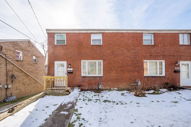 Building Photo - GORGEOUS 3 BEDROOM HOME IN BROOKLINE! FEAT...