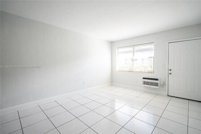 Building Photo - 7829 Carlyle Ave