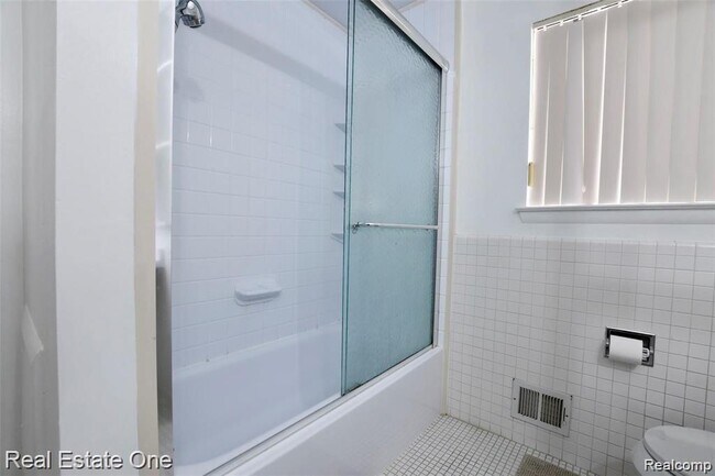 Building Photo - 509 N Fox Hills Dr