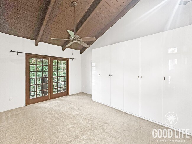 Building Photo - Stunning 2B/2.5BA Townhouse w/ W/D, Private Balconies & Pool!