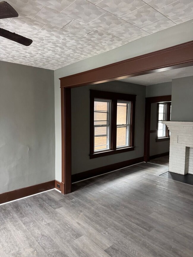 Building Photo - 2 bedroom 1 bath second floor unit