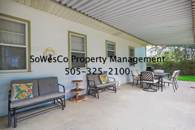 Building Photo - (FURNISHED) Charming Fully Furnished 2 Bedroom Home with Spacious Yard