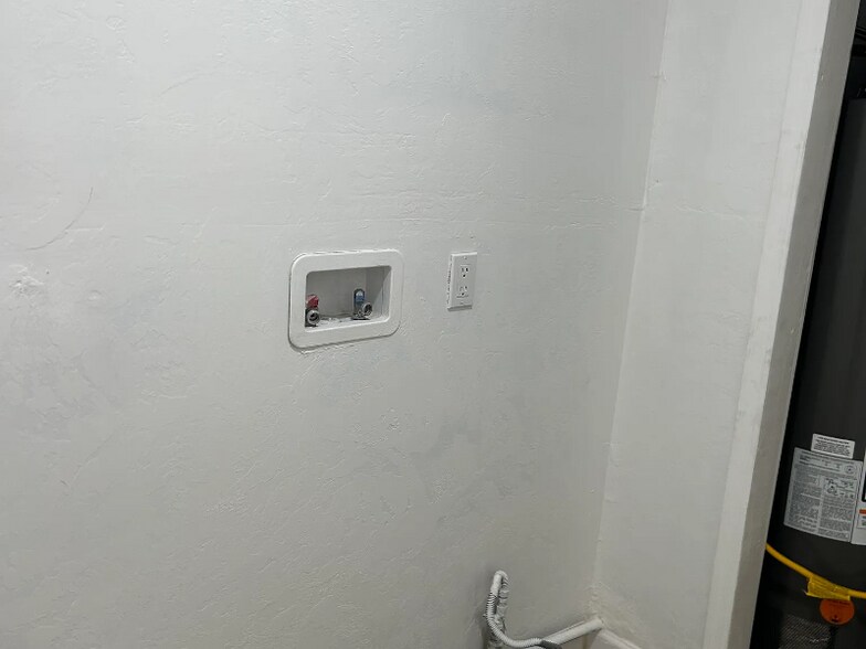 Building Photo - 646 N Desert Ave