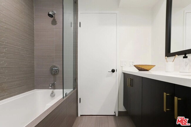 Building Photo - 1121 N Olive Dr