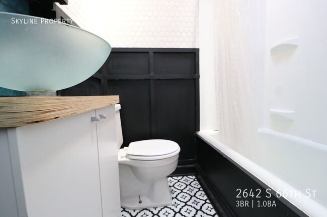 Building Photo - 2642 S 66th St