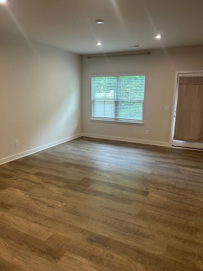 Building Photo - Simpsonville - 3/ 2.5, 1952  SF