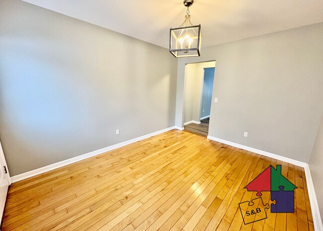 Building Photo - Modern 3 Bedroom 2.5 Bathroom Shelburne Apartment!