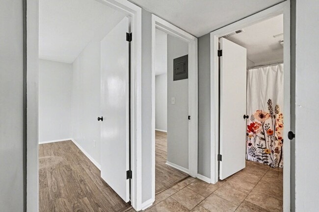 Building Photo - 2727 Madelyn Dr SW