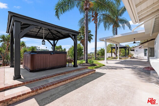 Building Photo - 655 Calle Ladera