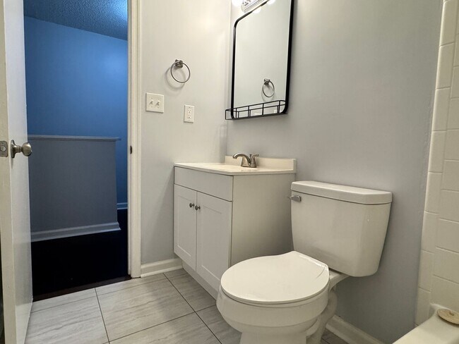 Building Photo - 3 Bedroom, 2.5 Bathroom Townhouse in Greensboro, NC!