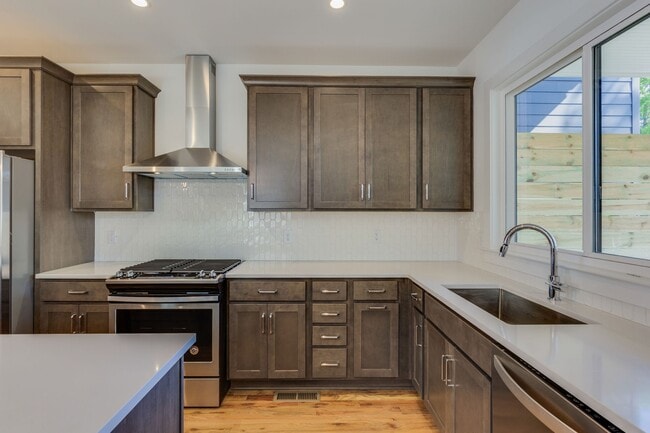 Building Photo - 1822 16th Ave N