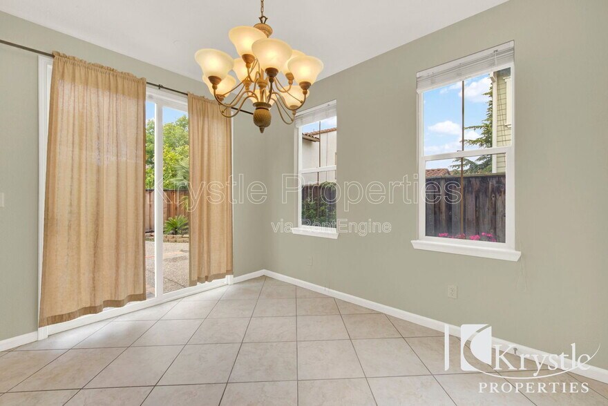 Building Photo - 300 Poplar Ave