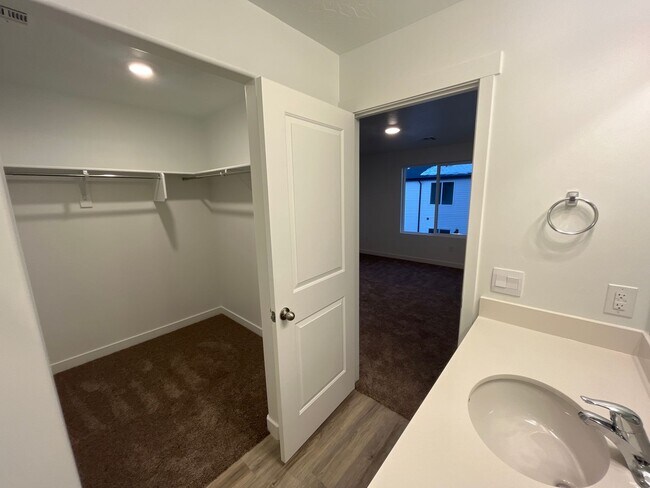 Building Photo - Modern Four Bed Home