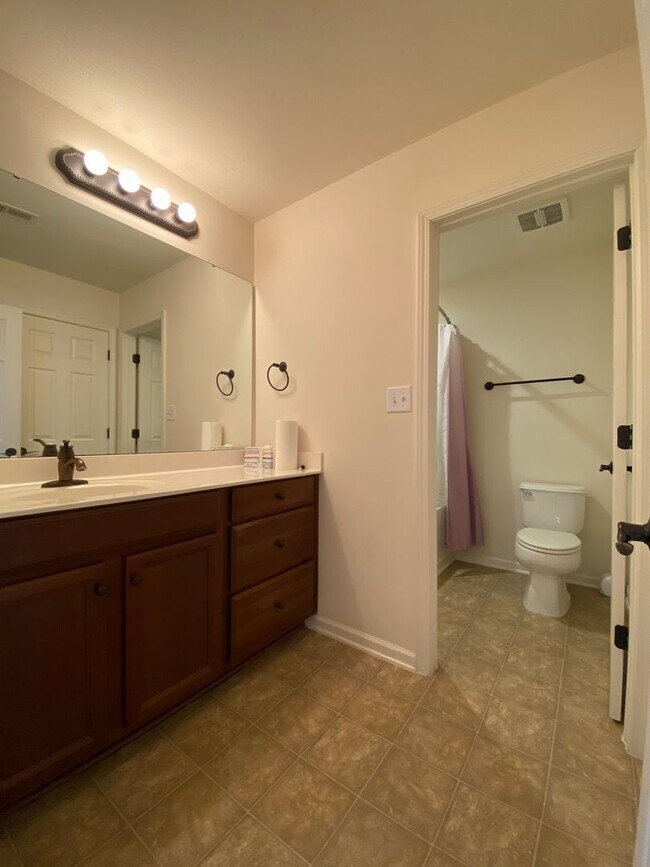 Building Photo - Townhome in a great location!