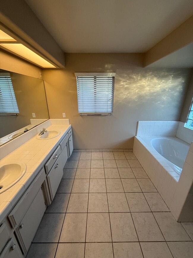 Building Photo - Charming 3-Bedroom Home in North Campus Park